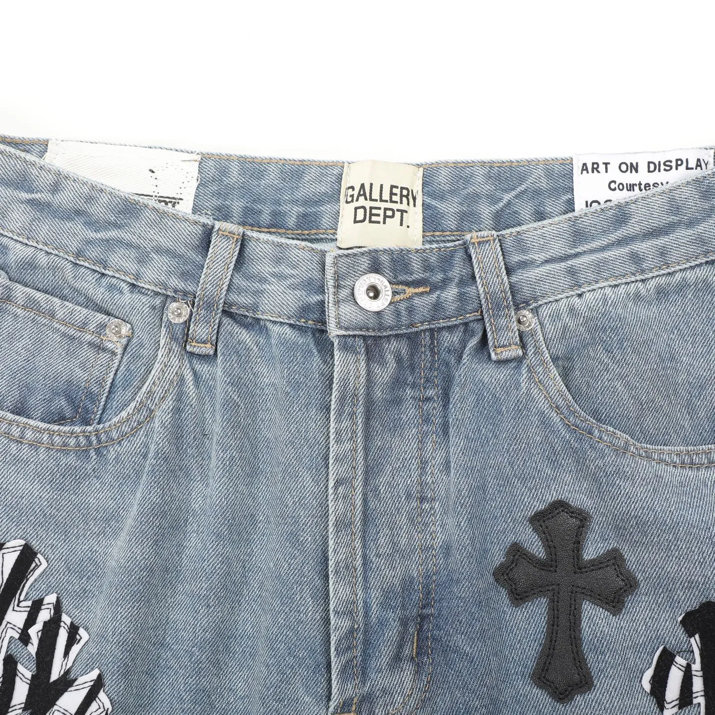 P280 CH Chromehearts zebra black and white cross patch patchwork jeans, priced at 34W level, patchwork cross pattern embellishment, washed jeans! ! An absolutely high-end luxury product, a 1.9W-level god-level single product, a super popular product, made by top heavy industry, a magic weapon that cannot be missed! [About Zangyin] This is an extremely luxurious fashion brand that can also be called the aristocracy of the high street. It has always been an exclusive brand for some hipsters or rich second generations. Compared with ordinary high streets, it is more luxurious and noble. Compared with luxury brands, it is more fashionable and individual. It has always been a brand that I have a special liking for. [Top heavy industry fashion design] Consistently high-street luxury style. Speaking of this style, the Zangyin family and GU family are definitely the leading representative brands. Especially the Zangyin family has really achieved a state-of-the-art effect in creating high-street style. The unique washed material is used to create this style. The color system is already quite eye-catching. After it is decorated with patchwork cross flowers, it cleverly highlights the charm of the brand. Secondly, this style uses classic The high-waist cutting design highlights the long legs and fashionable temperament of the upper body. The brand is highly recognizable and the slim fit configuration is more suitable for daily wear. It is a product that interprets personality, fashion, and specifications at a glance. This single product is enough to make any fan excited. It can be a white T-shirt for a youthful college style, or a tight suspender for a royal style. It has strong matching ability and can be easily controlled by men.  [Materials and craftsmanship] Needless to say, this point goes without saying. As an excellent craftsman brand, Zangyin’s requirements for details and craftsmanship are really perfect. The washed color of this model has gone through so many processes, not to mention the embellishment of denim appliques. It is also purely hand-made and sewn. Just like what they believe in, only hand-made things have soul and have the meaning of wear. A top-notch heavy-duty fashionable denim item, I look forward to your perfect interpretation! !  Color: blue Size: 28-36